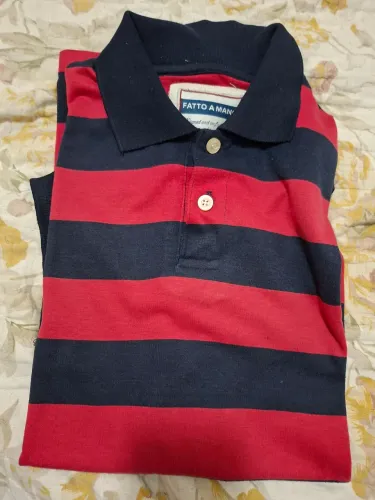 Camisa Polo listrada vermelho com azul escuro. 