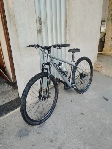 Vendo bicicleta praticamente nova 