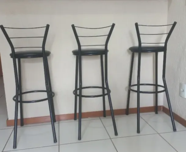 Trio de Banquetas Altas Pretas para Cozinha Gourmet, Bar ou Bancada