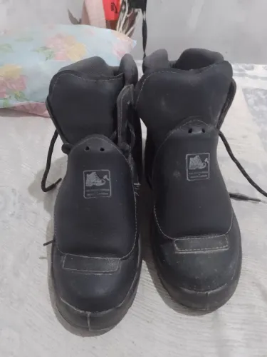 Vendo uma bota 42 nova *