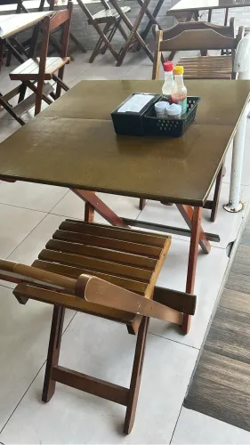 Jogo de mesa e cadeiras