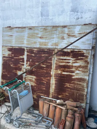 Portao de chapa aço 2.80x2.80, com um pequeno no meio