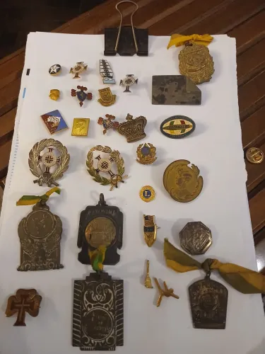 Broches decorativos antigos