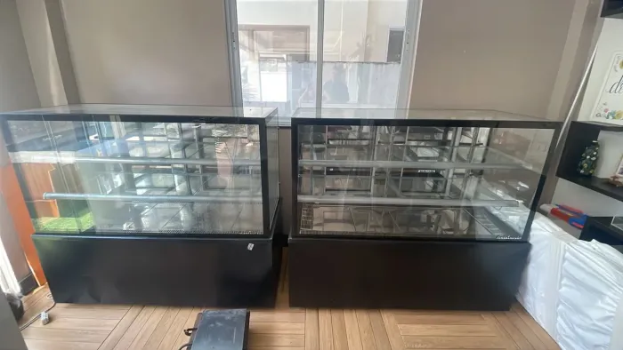 Vitrine expositora (aquece e outra resfria)