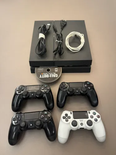Playstation 4 500gb com 4 controles