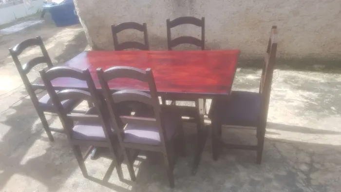 MESA DE MADEIRA COM 6 CADEIRAS