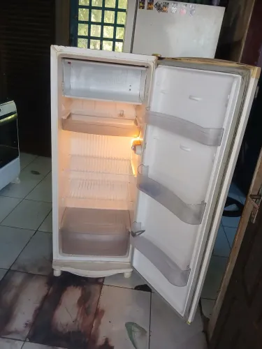 Geladeira usada funcionando tudo 300 litros entrego