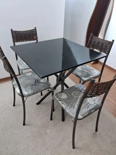 Mesa com 4 cadeiras *ESTÁ NOVA!