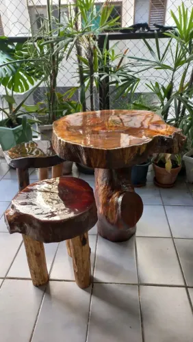 Mesa resinada rústica e orgânica com banquinhos
