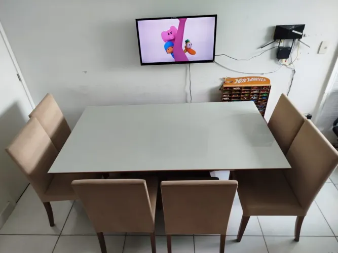 Mesa com 8 cadeiras