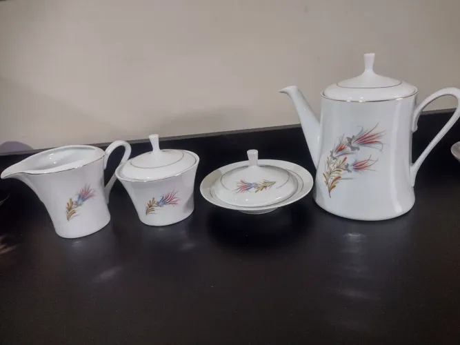 Lindo jogo d porcelana real nunca usado,bules enorme peças lindas delicadas e sofisticada