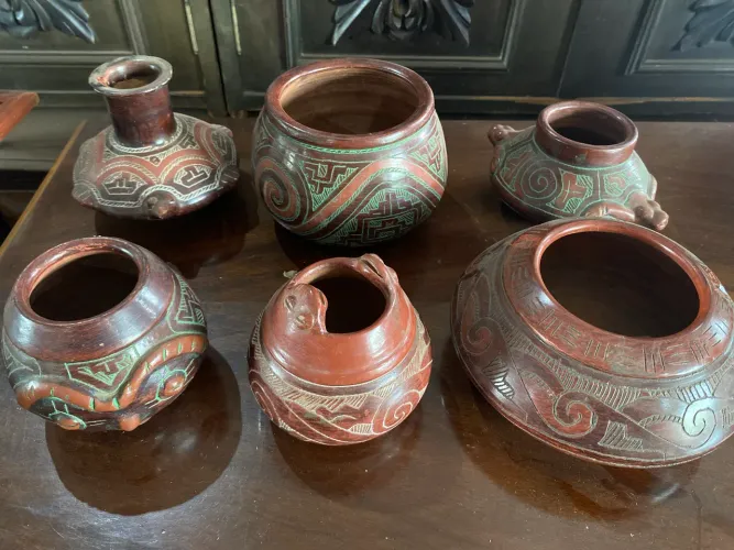 Lote 6 pequenos vasos estilo marajoara