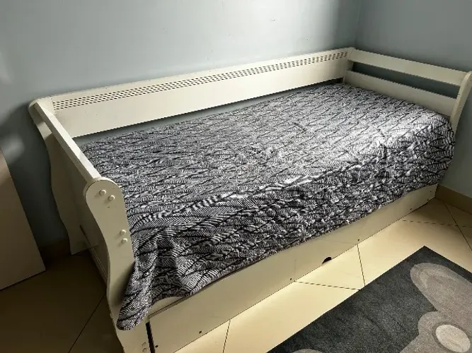 Cama de solteiro com cama auxiliar