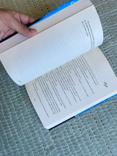 vendo livro de romance Aristoteles e dante mergulham nas aguas do mundo- livro 2.