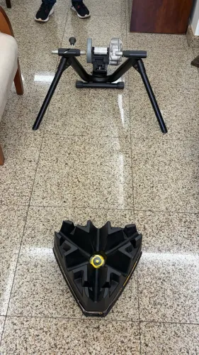 Rolo de treino bike indoor CycleOps Fluid 2 com roda e apoio