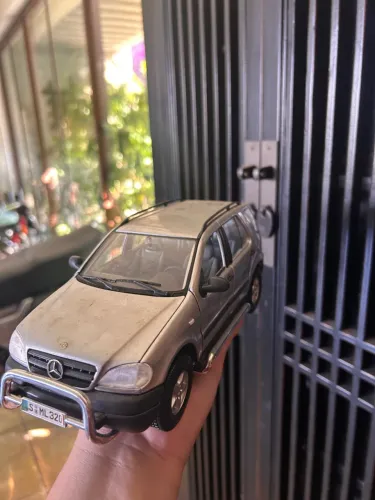 Miniatura Mercedes-Benz ML 320 (1997) na escala 1/18