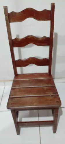 CADEIRA EM MADEIRA DE LEI 