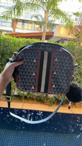 Bolsa feminina transversal cinza e preta 