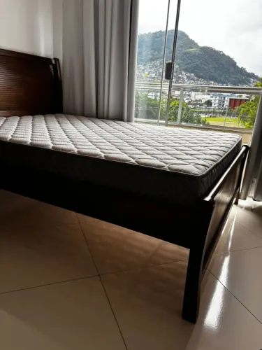 Cama de madeira marrom mais colchão de casal