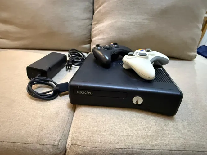 Xbox Xbox 360 Super Slim + 2 Controles + Vários Jogos