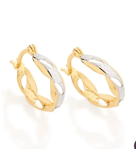 Brinco argola ondulada banhado a ouro 18k com aplicação de rhodium<br><br>Cód. 520388