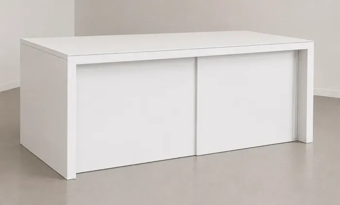 Mesa/balcão com tampo de vidro sobre o MDF - portas de correr