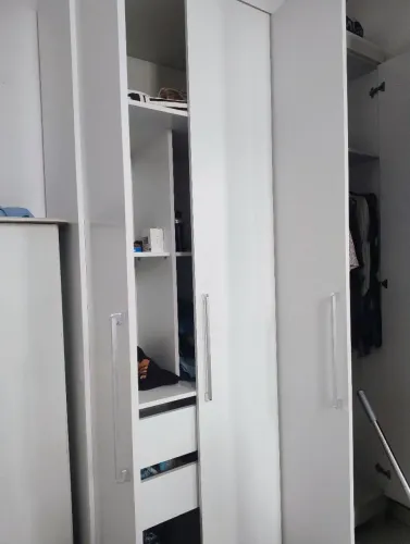 Vende-se um guarda roupa de 04 portas sem novo