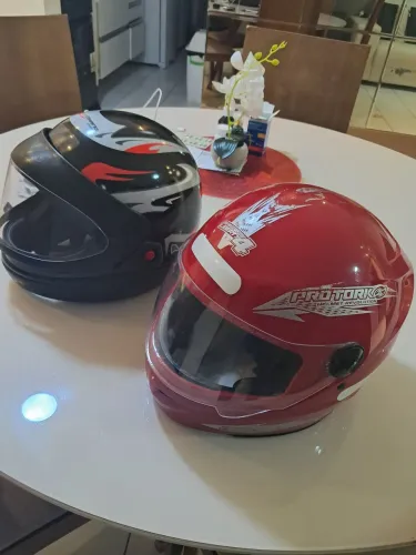 Vendo dois capacetes seminovos à preço de oportunidade.