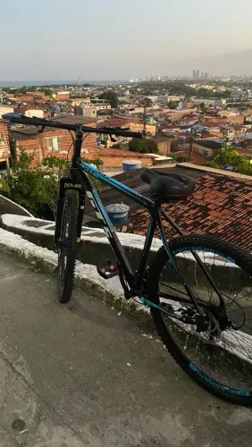 Estou vendendo pra essa bicicleta aro 29 a bicicleta só foi usada duas vezes