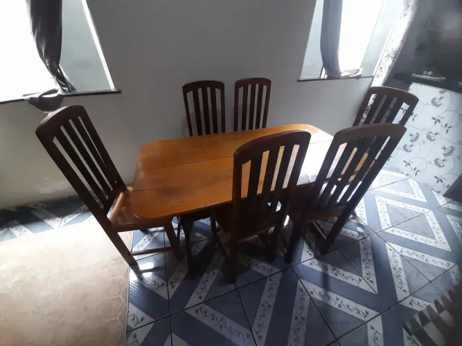 vendo mesa com 6 cadeira