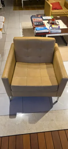 Poltrona quadrada amarela para sala de estar