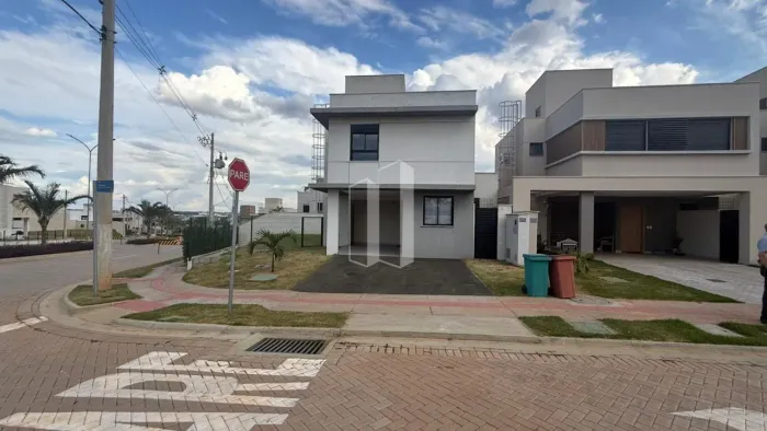 Casa de Condomínio com 4 Dormitórios, 3 Suítes, 2 Vagas - Jardins Marselha