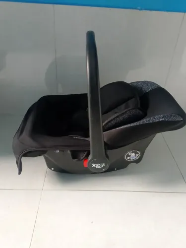 Berço portátil e bebê conforto