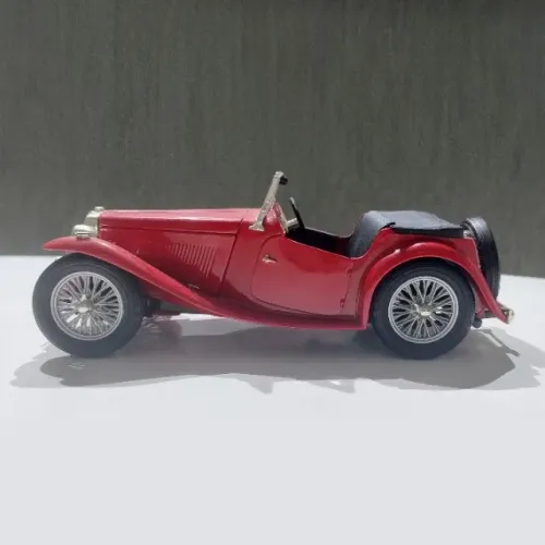Miniatura MG TC Midget 1947 - Escala 1:18 Road Signature (Com Teto Removível)
