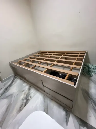 Cama de casal padrão com compartimentos