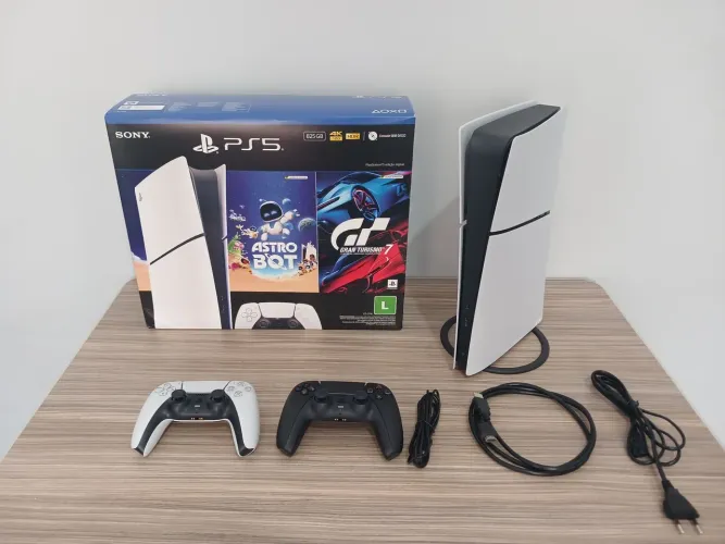 PS5 Slim Digital 825GB + 2 Controles - Seminovo c/ NF