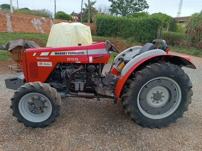 Trator 2016 com 2.200 horas 