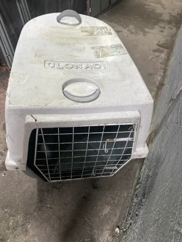 Vende-se uma casa de cachorro grande .