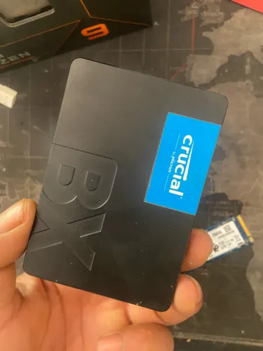 O SSD Crucial BX500 500GB SATA de 2,5 O SSD Kingston NV2 250GB NVMe M.2