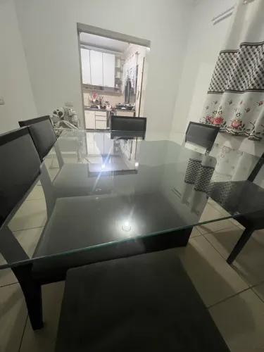 Mesa com tampo de vidro e base escura de madeira mdf mais 6 cadeiras