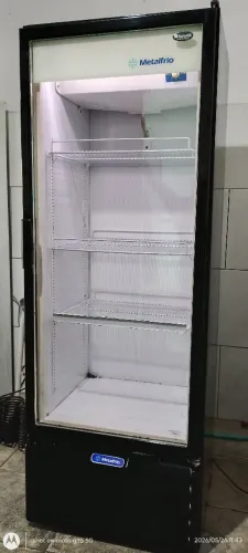Vendo refrigerador expositora , funcionando, faço entrega dou 3 mêsses de garantia .
