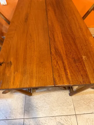 Mesa de madeira semi nova meu Watsap * *