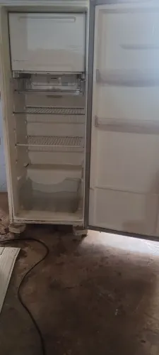 VENDO GELADEIRA PRECISA DE GÁS