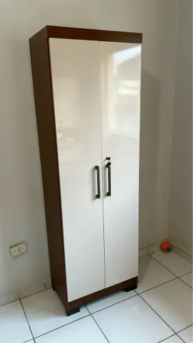 DOIS ARMÁRIOS DE DUAS PORTAS ( DE COR MARROM )