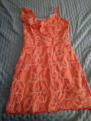 Vestido tamanho P veste até 40.