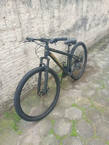 Vendo bicicleta aro 29 pouquíssimo usada contato *