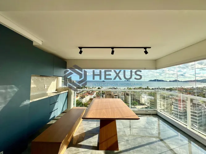 Apartamento reformado com varanda gourmet vista mar e lazer na Praia da Enseada, Guarujá