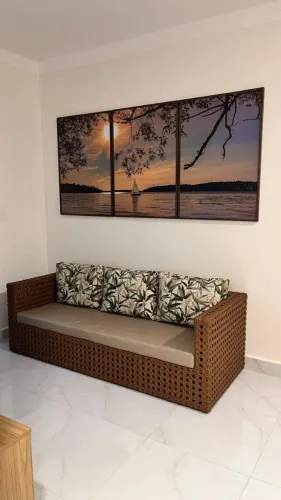 Sofá moderno em ótimo estado - confortável e elegante