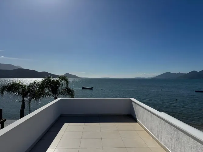 Alugo apto em frente ao mar 