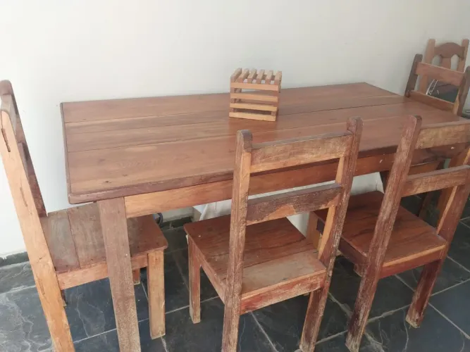 Vende se uma mesa de cedro com 4 cadeiras .